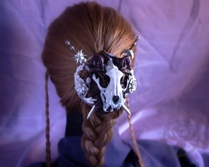 Black (Corrupted/Onyx) lion skull in hair.
