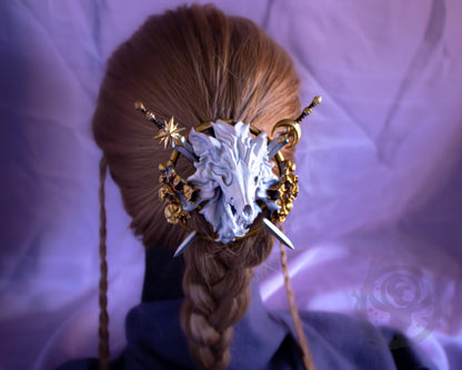 White (Exalted/Marble) wolf shown in hair.